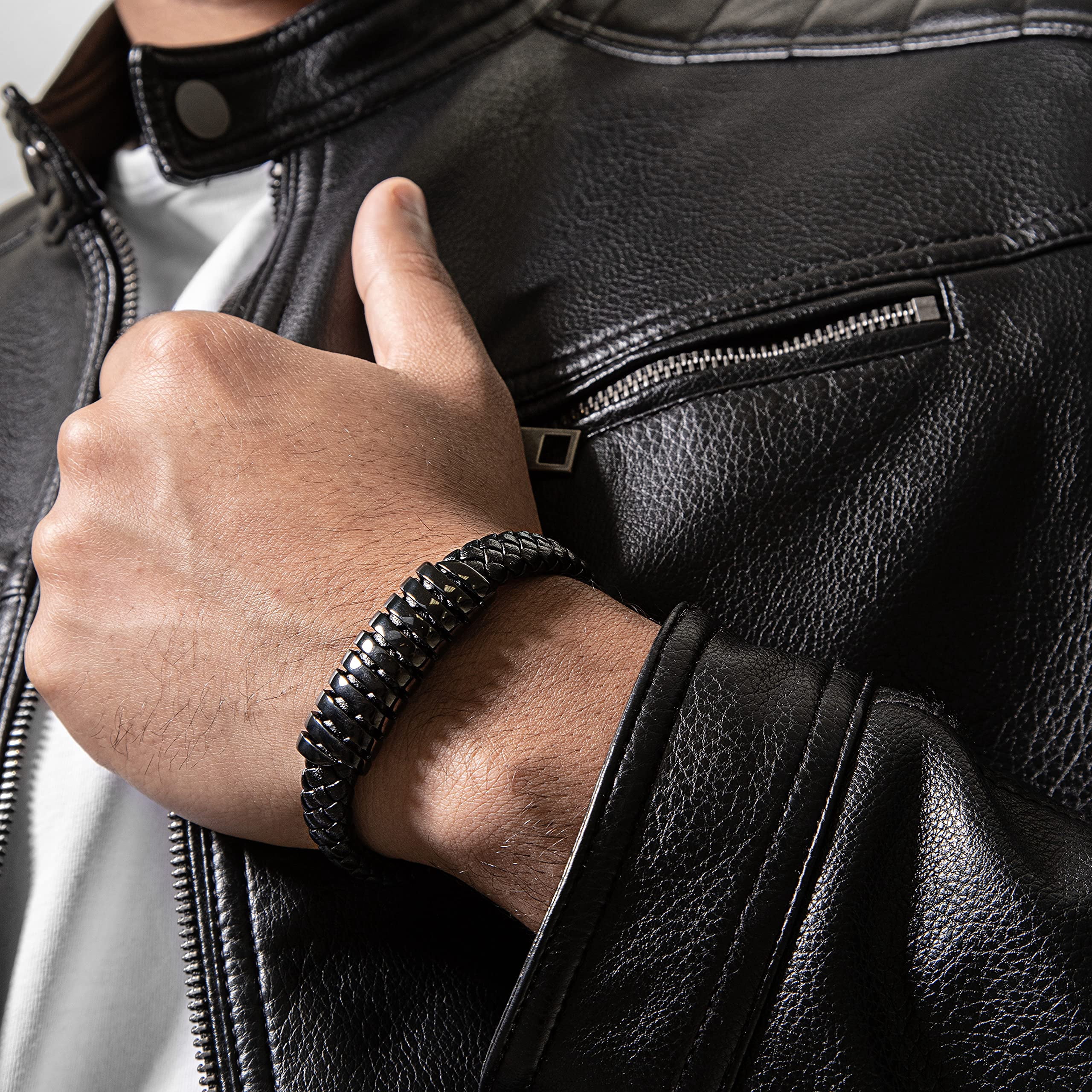SERASAR Leather Bracelet for Men "Helix" with stainless steel magnetic closure, Black 17cm, including gift box