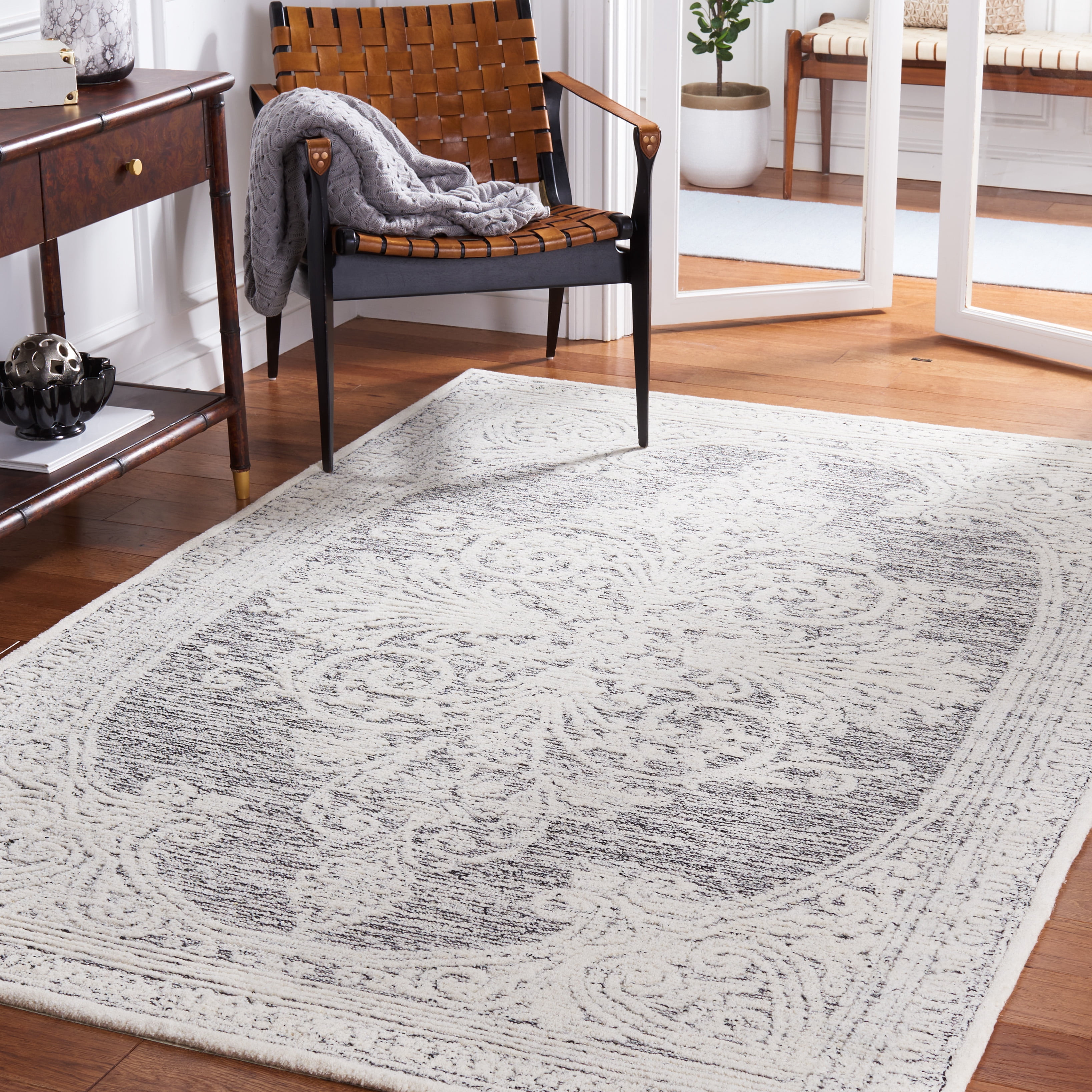 SAFAVIEH Metro Gertrude Medallion Area Rug, Ivory/Black, 4' x 6'