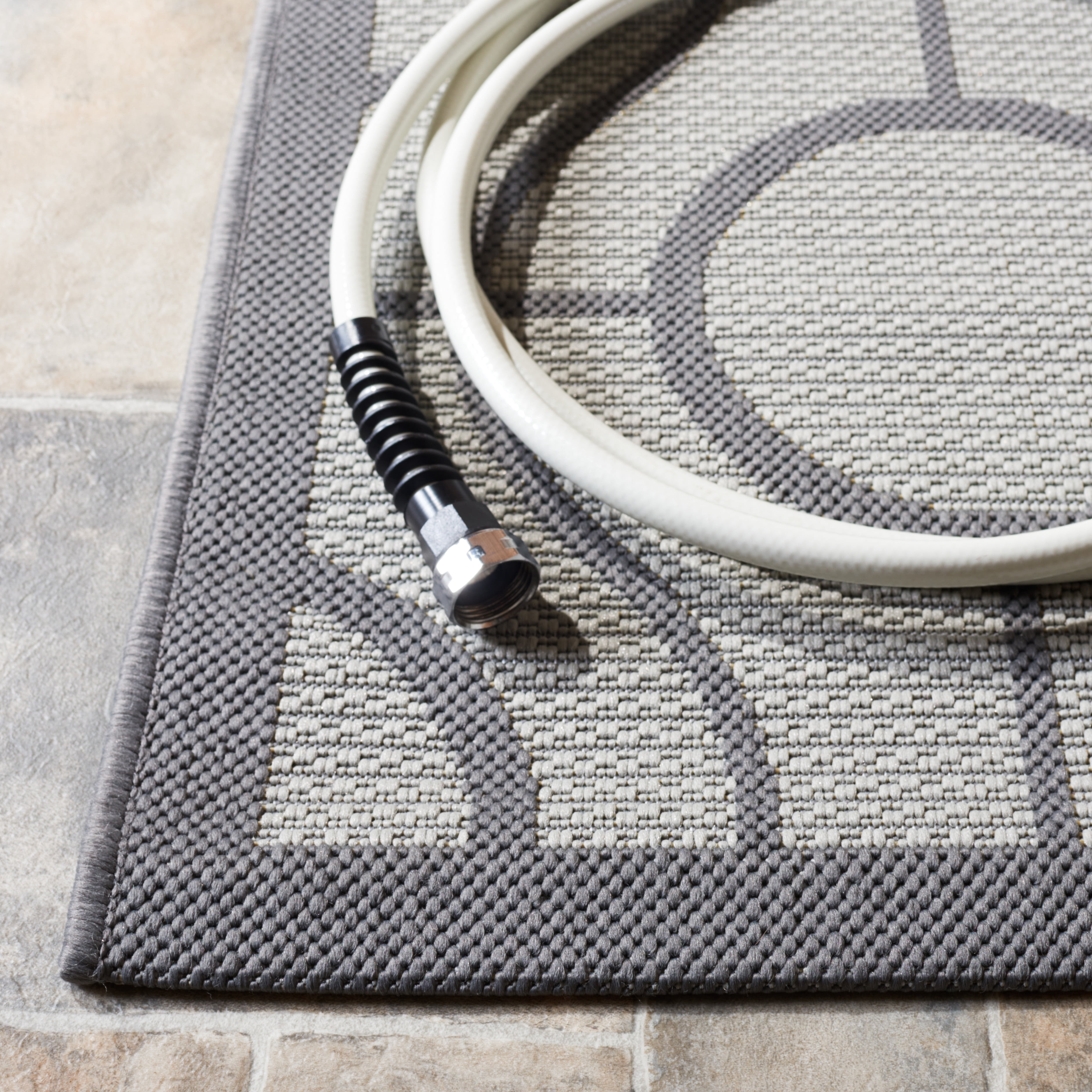 Safavieh Courtyard Brian Geometric Indoor/Outdoor Area Rug, Light Gray/Anthracite, 4' x 5'7"