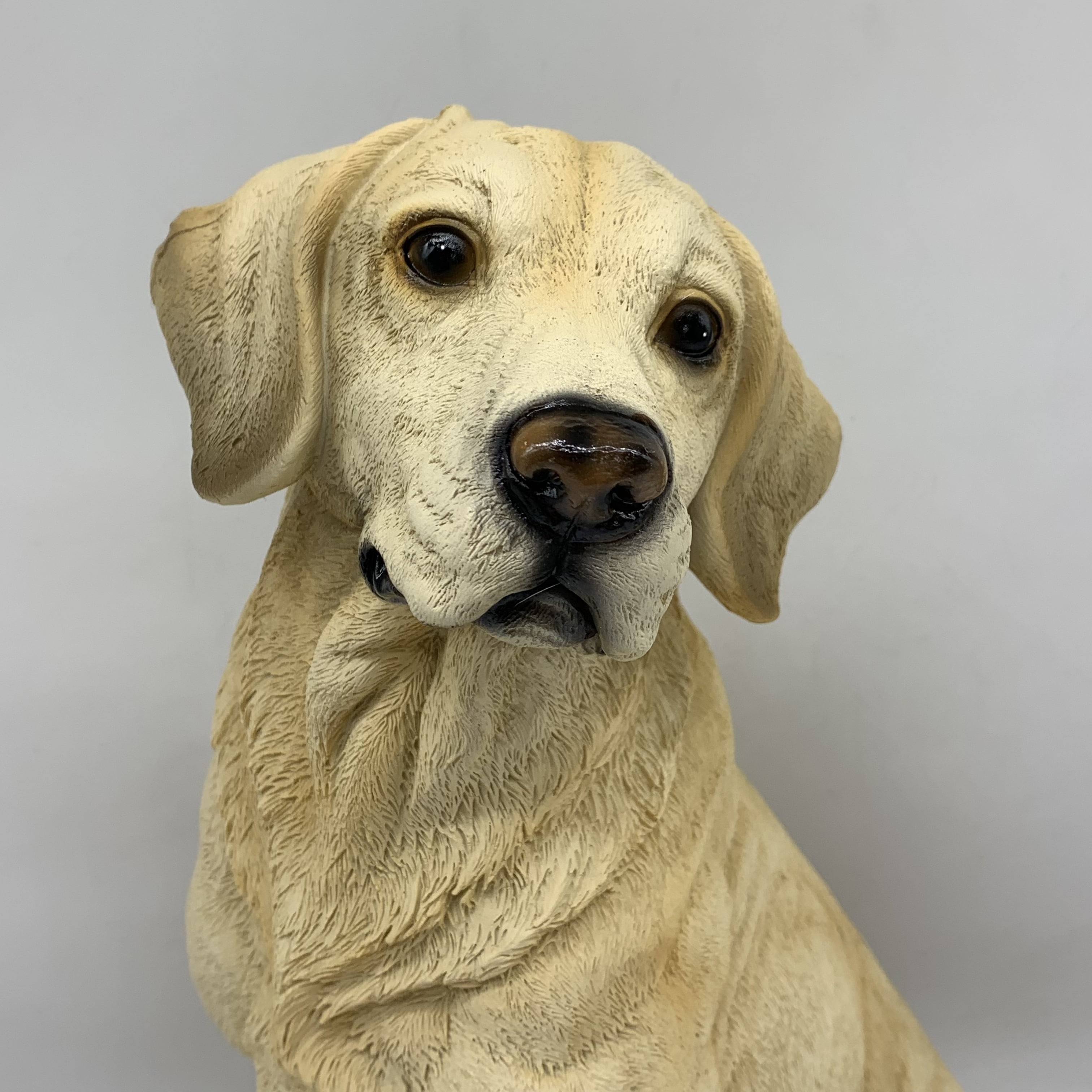 A realistic Labrador Retriever dog resin statue, a vivid and adorable garden Labrador sculpture ornament, suitable for courtyards, lawns, gardens, and other settings. A perfect gift for family, gift