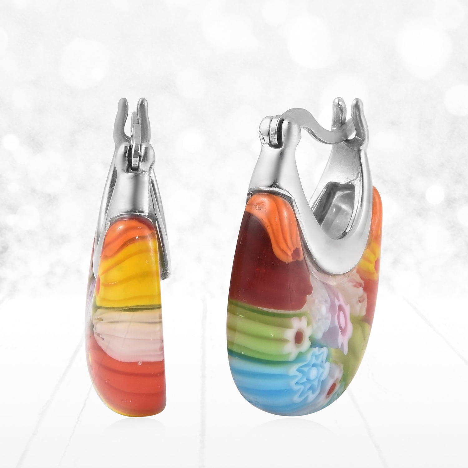 Kleurrijke glazen hanger met gekleurde millefiori (Murano) figuren zoals bloemen, sterren en cirkels