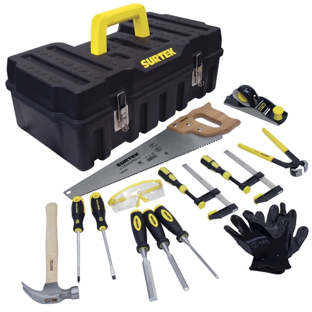 juego para carpintero de14 piezas surtek jc14 Juego para carpintero de 14 piezas Surtek en caja plástica negra con asa amarilla, vista frontal; herramientas extendidas: caja plástica compacta, 2 destornilladores de mango negro y amarillo, martillo de carpintero, 3 cinceles, sierra de mano con mango de madera, cepillo manual pequeño, pinza, 3 prensas pequeñas, gafas de seguridad transparentes con borde amarillo y guantes negros; adecuado como juego de herramientas manuales para trabajos de carpintería ligera en el hogar.