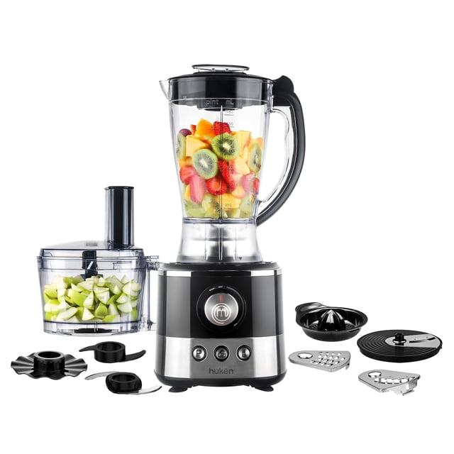 hukën x masterchef | sistema de cocina chef deluxe | 650w de potencia | más de 10 accesorios para licuar, triturar, rebanar y más — Vista frontal centrada de la licuadora procesadora negra con base en acero inoxidable y perilla giratoria con luz LED; jarra de cristal con frutas, bol procesador lateral con cubos de manzana y accesorios intercambiables (discos para rebanar, cuchillas y exprimidor) dispuestos sobre fondo blanco; ideal para preparar purés y salsas caseras.