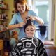 thumbnail image 2 of Capa de peluquero impermeable, capa de corte de cabello con botón de presión ajustable, capa de salón grande de 46 × 55 pulgadas para tratamiento del cabello, corte de pelo, teñido permanente, 2 of 5