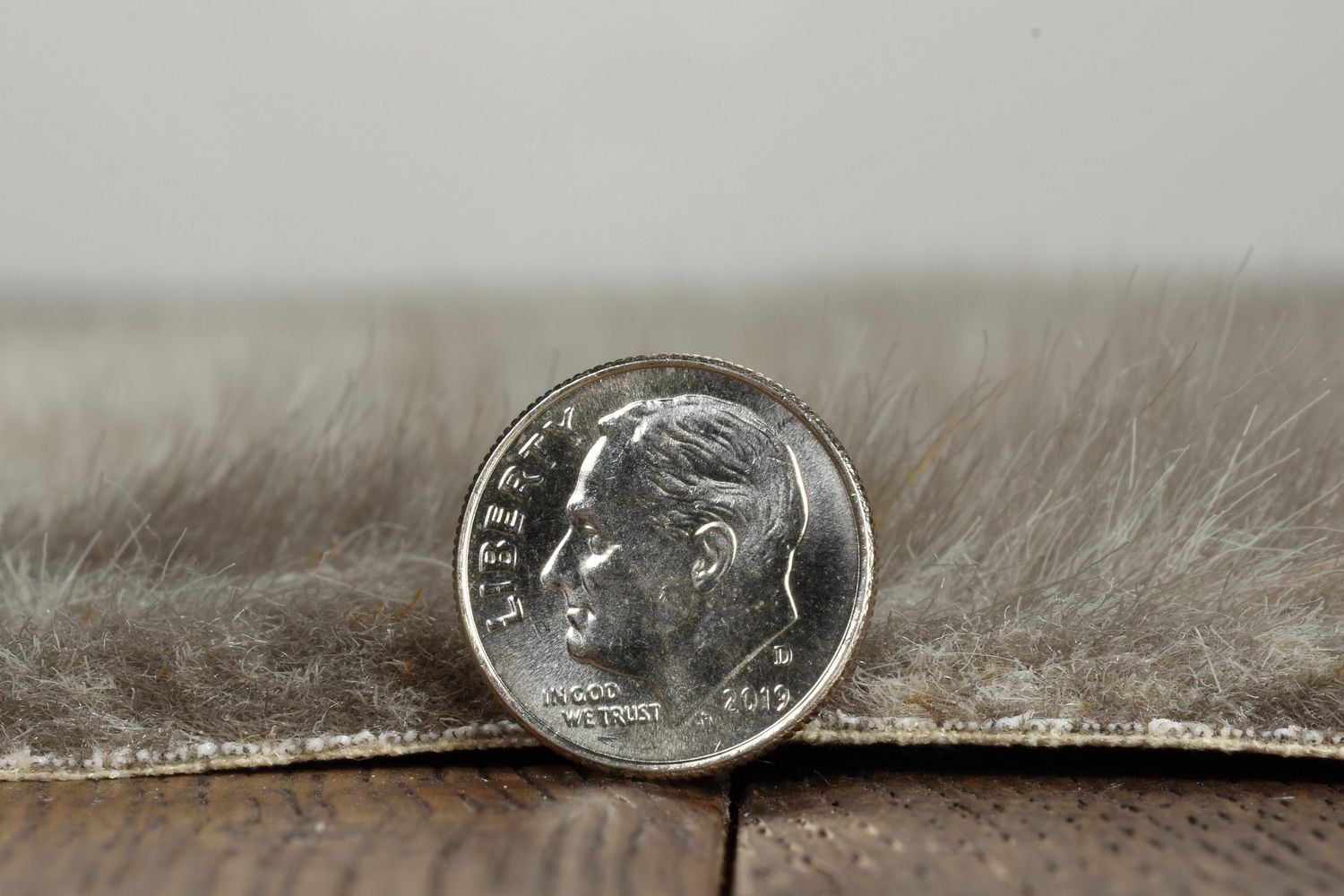 Mini tapis d'appoint en fausse peau de vache mélangé gris