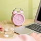 thumbnail image 4 of (Rosa) Mini reloj despertador silencioso de estilo clásico, reloj despertador redondo de doble campana, 4 of 5