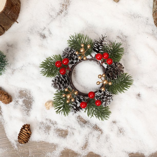 Corona de Navidad para puerta y ventana colgante | Guirnalda artificial de pino y bayas | Decoración festiva de entrada frontal de 18 pulgadas • Corbata duradera para colgar • Acento de temporada