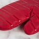 thumbnail image 4 of Juego de 2 guantes de cocina KitchenAid Albany Passion Red, 18 x 33 cm, 4 of 5