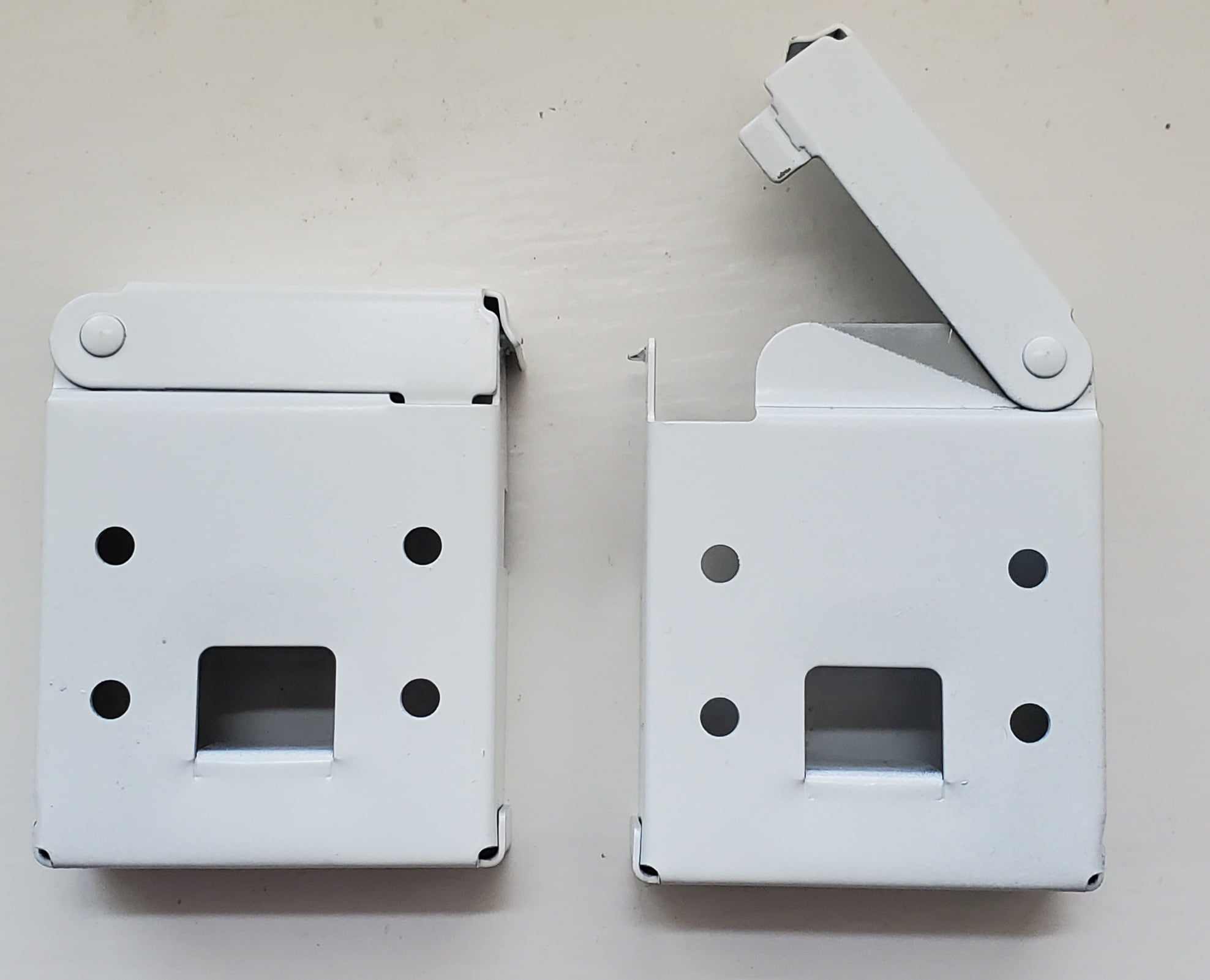 Mounting Brackets for 2.5' Horizontal Blinds in White for Faux or Real Wood