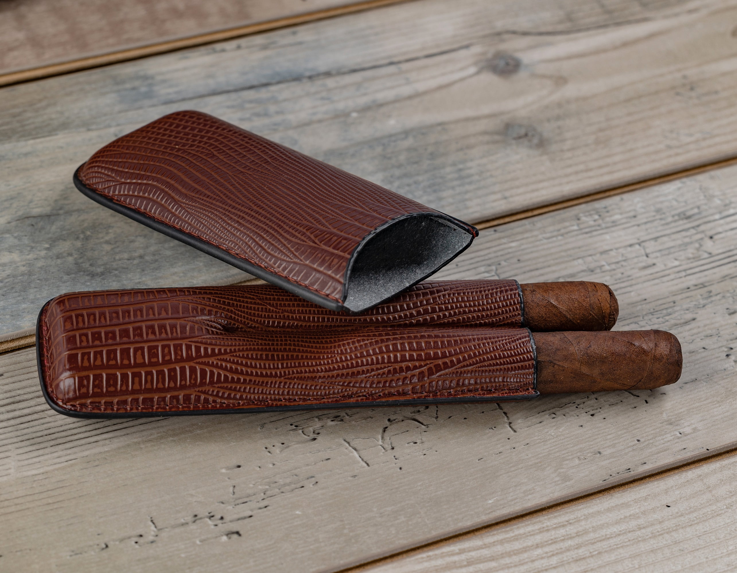 Alligator Leather Cigar Humidor Gift Set - Brown - Capacity: 25