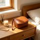 thumbnail image 4 of Bolsa Compacta de Cuero para Guardar Compresas Sanitarias – Neceser de Viaje con Asa, Organizador de Maquillaje para Mujeres, Práctica Cartera de Mano para El Bolso, para El Día a Día o para Una Noch, 4 of 7