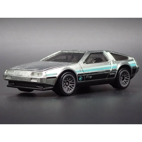 Open Box 1981-1983 DMC DELOREAN SILVER 1:64 SCALE COLLECTIBLE DIORAMA DIECAST MODEL CAR
