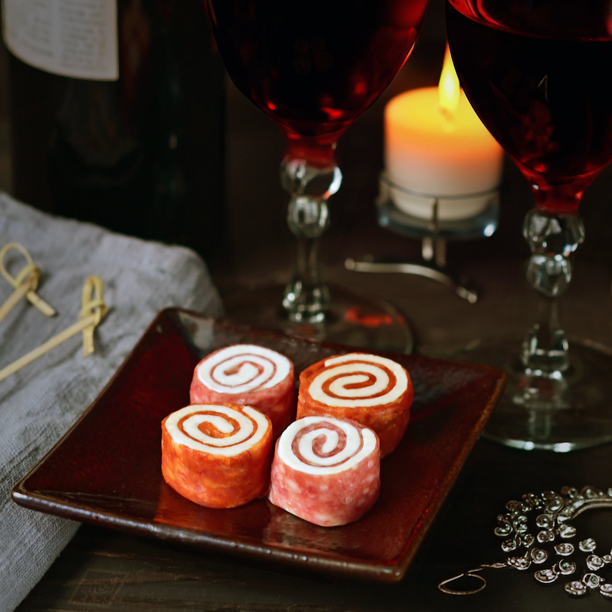 Formaggio Cheese Charcuterie Bites, Pepperoni & Hard Salami 8 oz