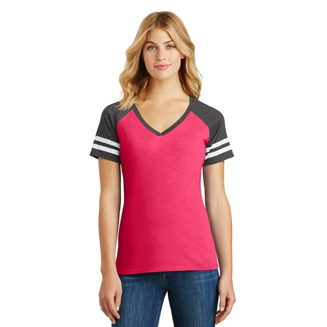 Camiseta con cuello en V de District ® Game para mujer. DM476 Distrito DM476