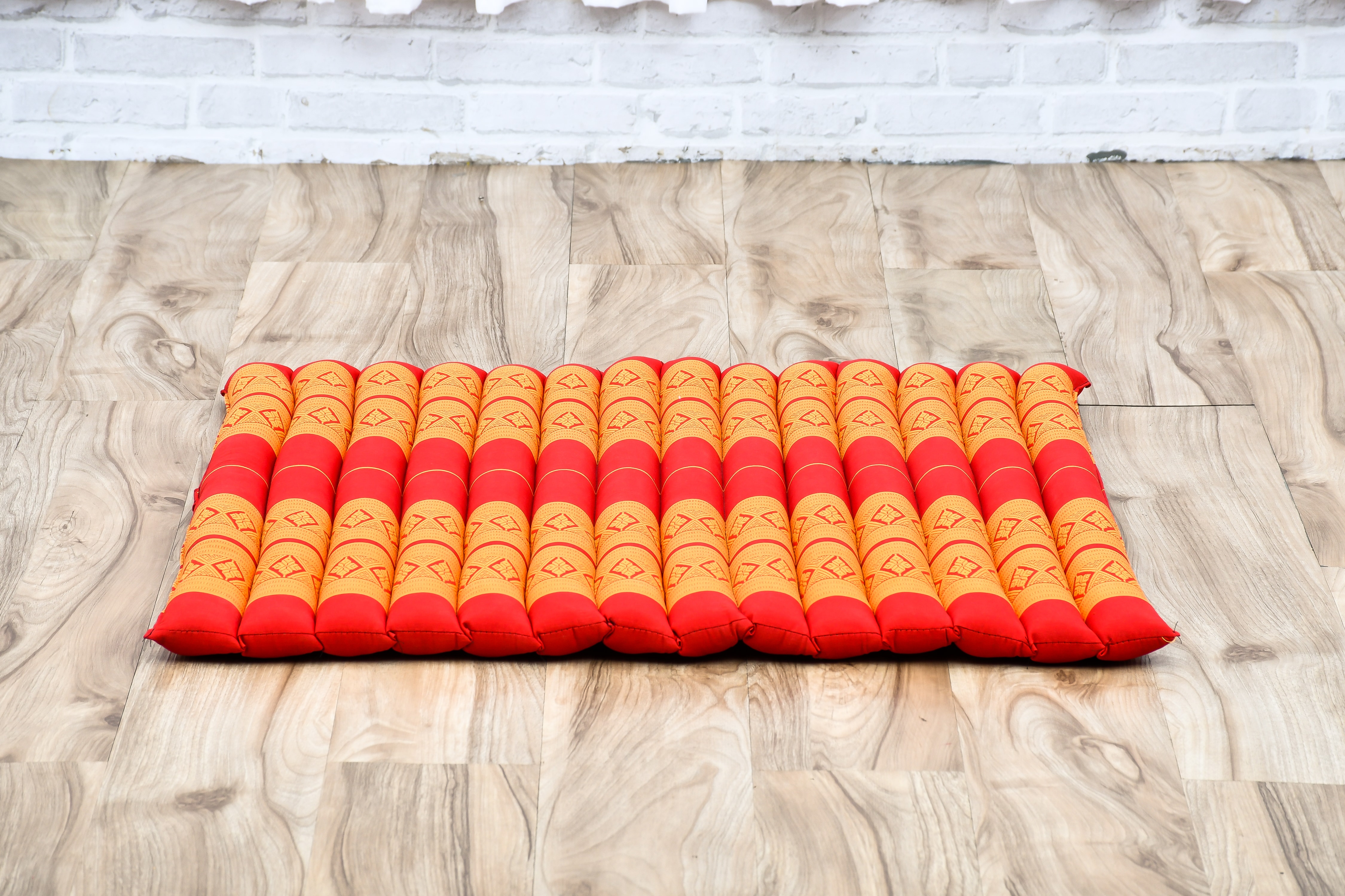 Leewadee Zabuton Seating Cushion – Square Floor Seat for Meditation Exercises, Light Yoga Mat Filled with Kapok, 28 x 28 inches, Orange Red