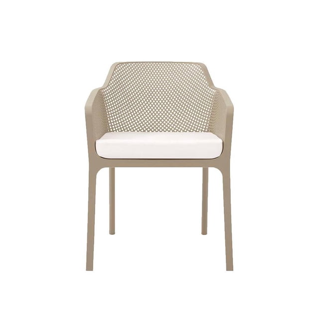 Silla Alterego Tampico apilable con brazos café con diseño ergonómico y calado en respaldo y laterales para ventilación, asiento con cojín blanco, ligera y adecuada para muebles de jardín y comedor al aire libre, también usada para terrazas y balcones.