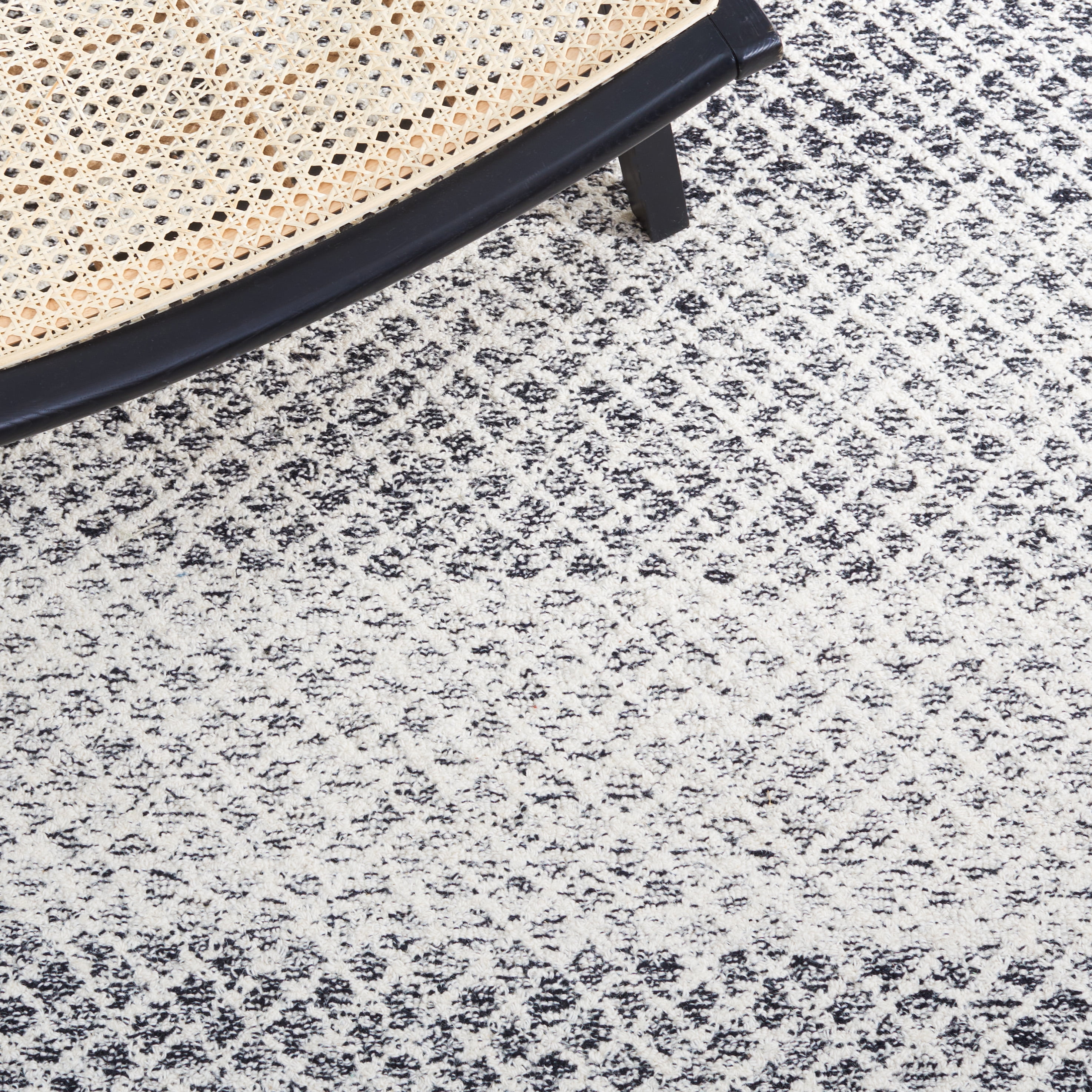 SAFAVIEH Micro-Loop Arnold Diamond Runner Rug, Black/Ivory, 2'3" x 9'