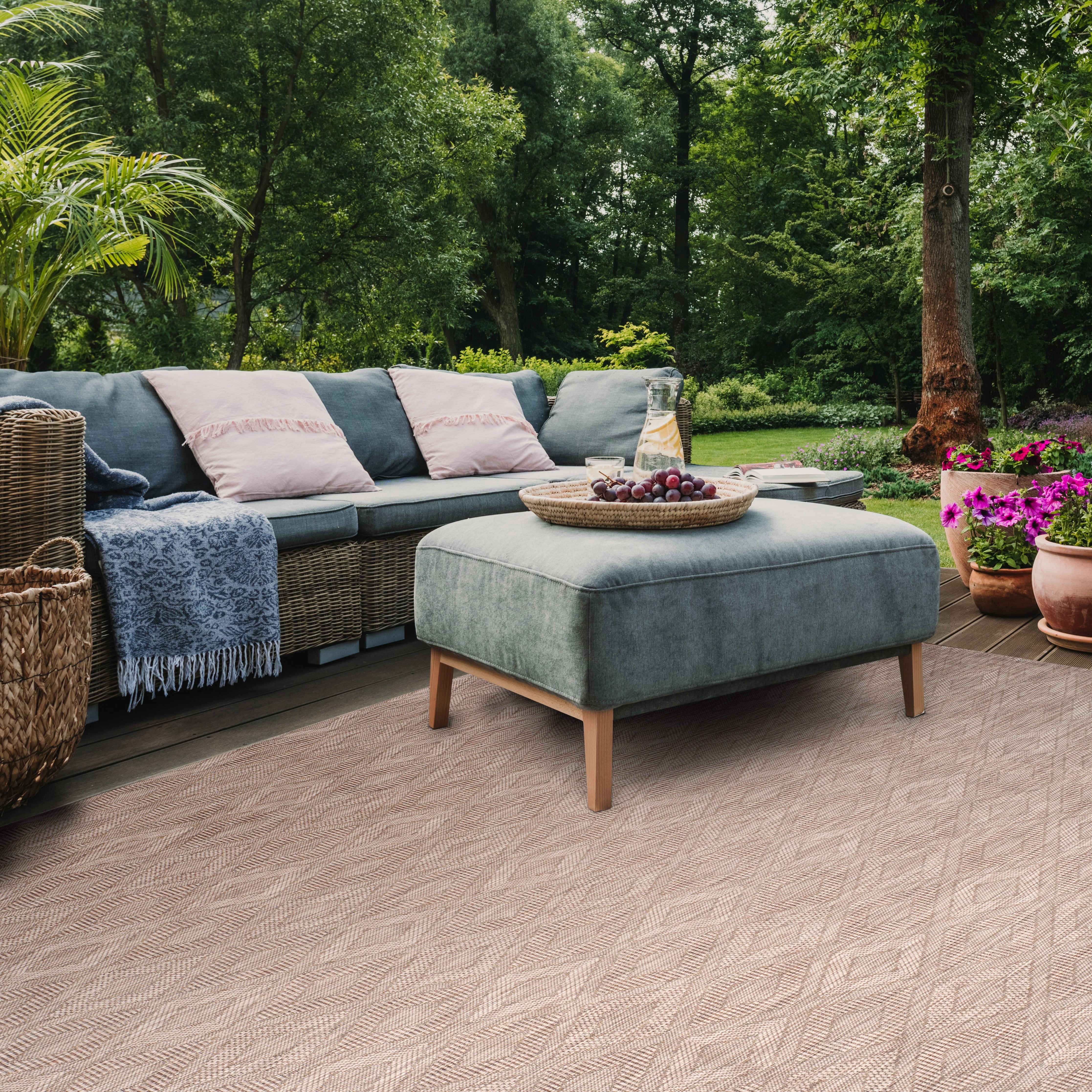 Safavieh Courtyard Teodor Geometric Indoor/Outdoor Area Rug, Beige, 9' x 12'