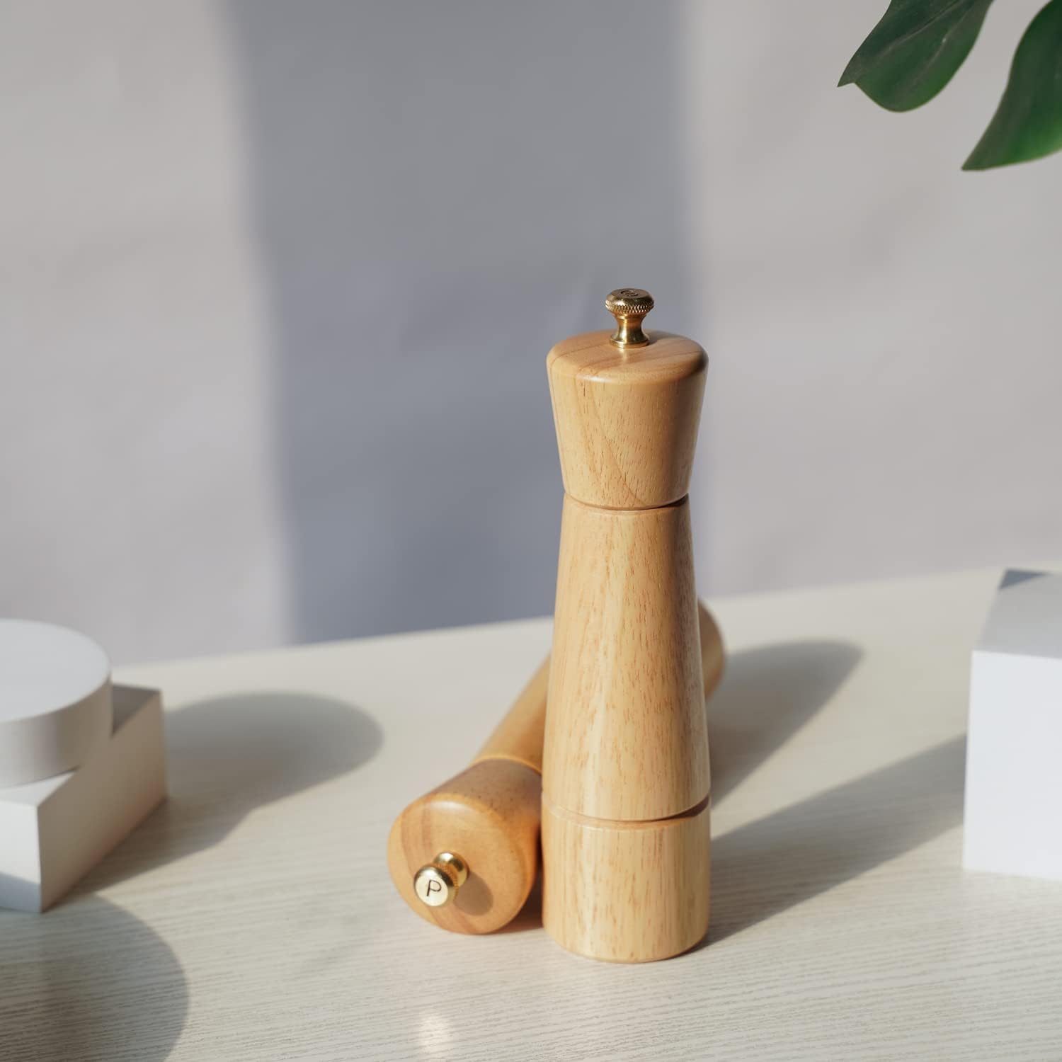 DeroTeno Salt and Pepper Mill Set with Tray, Adjustable Ceramic Grinder Salt Mill, Stainless Steel Grinder Pepper Mill, Rubber Wood, 22 cm / 8 inch Height, Bottom Dia 5.5 cm