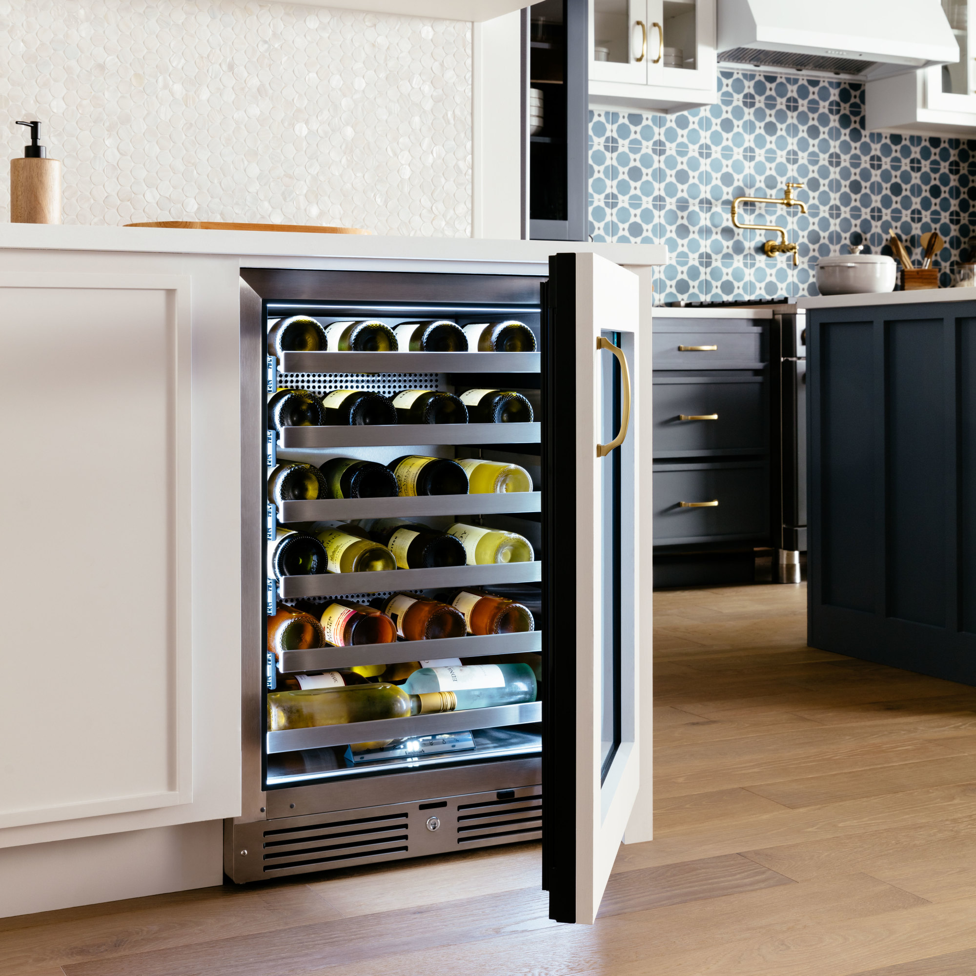 Landmark L3024ui1w-Rh 24" Wide 44 Bottle Capacity Single Zone Wine Cooler - Panel Ready