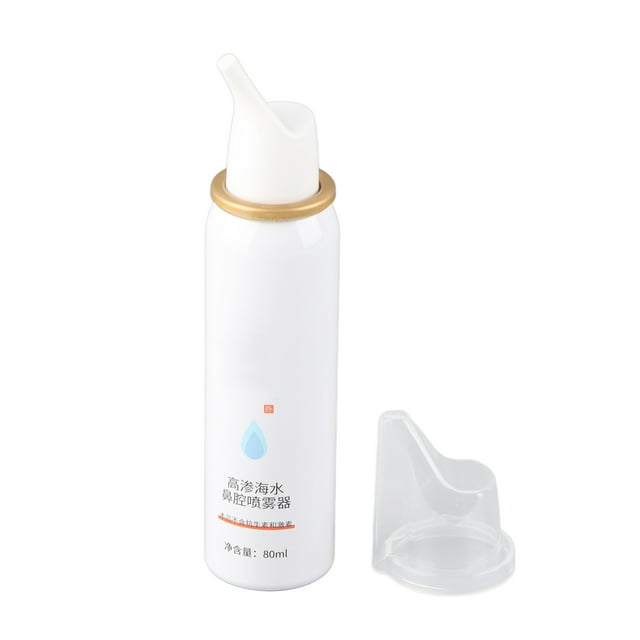 spray nasal salino de 80 ml, spray nasal salino para la congestión nasal con cubierta a prueba de polvo para mujeres embarazadas y bebés frasco cilíndrico blanco de 80 ml con boquilla curva desmontable y anillo dorado, niebla fina indicada y tapa antipolvo transparente colocada al lado sobre fondo blanco.
