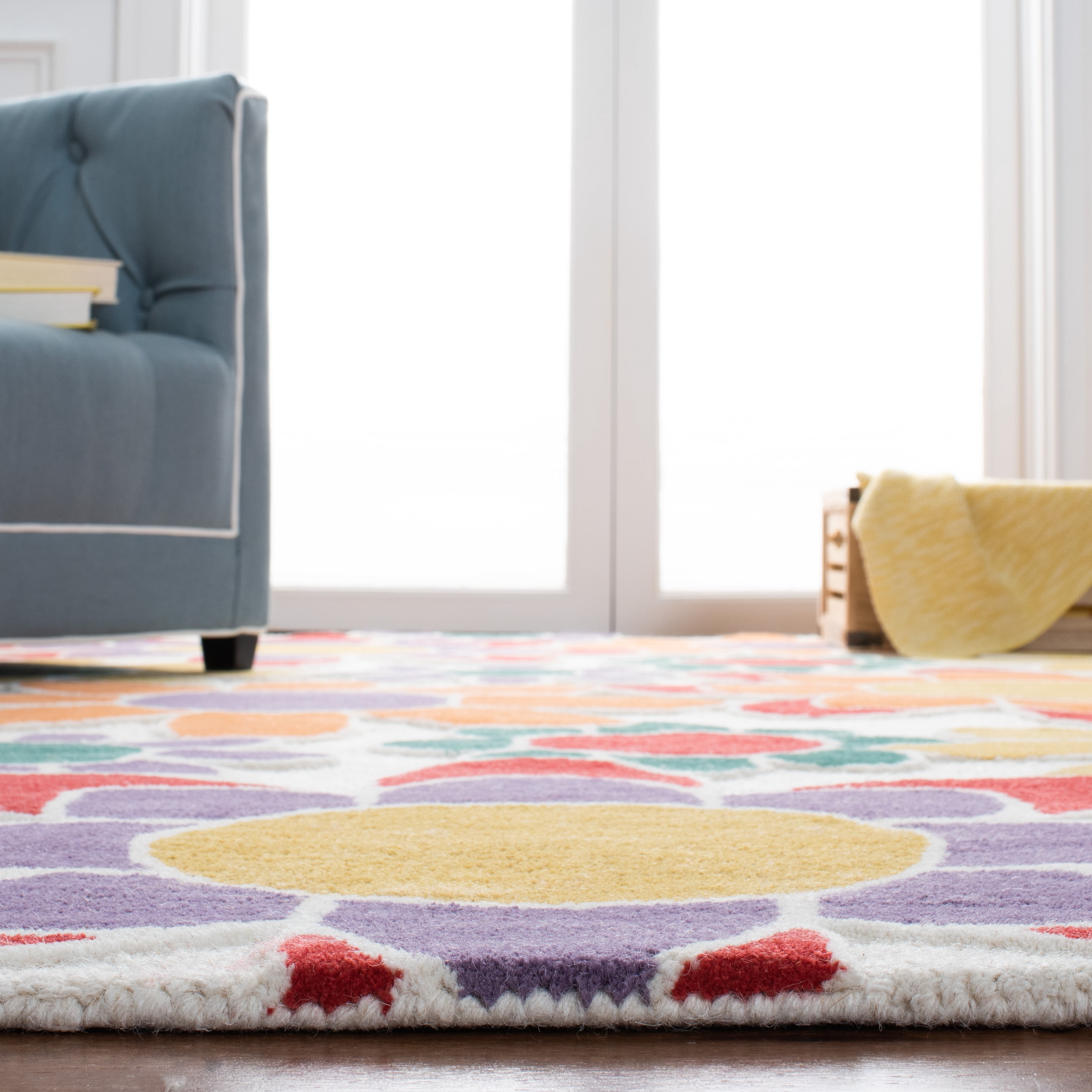 SAFAVIEH Kids Floral Flower Bursts Area Rug, Ivory/Gold, 5' x 5' Square