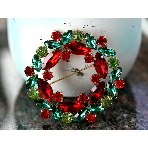 Christmas Wreath Rhinestone Brooch Pin, Crystal Xmas Holiday Jewelry Gift, Floral Wreath Brooch Pin Style Delicate Gold Plated