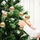 thumbnail image 1 of Juego de 6 Adornos Navideños: Bolas Pequeñas de 6 Cm con Diseño de Casita, Chapadas En Oro, de Plástico Irrompible, Ideales para Colgar En El Árbol o Decorar Cualquier Espacio., 1 of 6