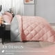 thumbnail image 4 of Juego de edredón downluxe Queen rosa/gris de 3 piezas para todas las estaciones, 4 of 6
