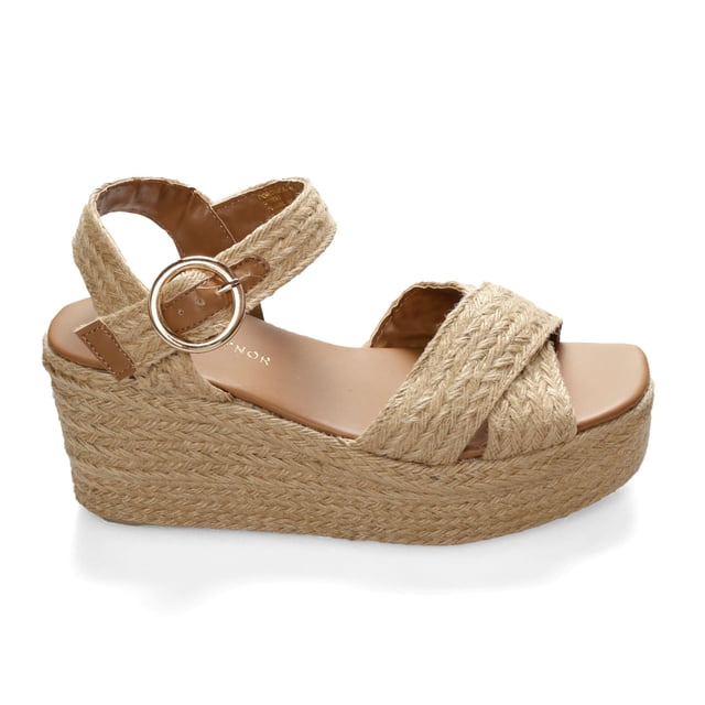 sandalia dama plataforma d12970147552 color Café Dorothy Gaynor, Hecho en México; vista lateral 3/4 de sandalia plataforma con dos tiras cruzadas y pulsera con hebilla circular, suela y corte con acabado tipo yute trenzado y plantilla acolchada visible sobre fondo blanco; a menudo usada para looks veraniegos y salidas casuales.