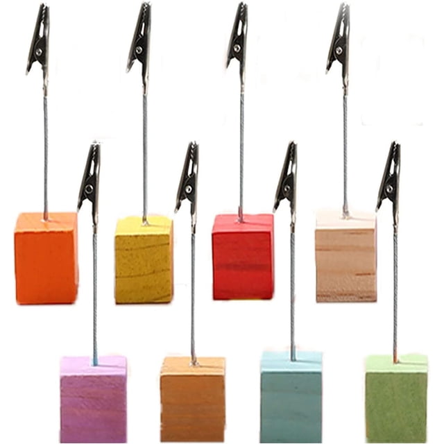 8 clips para portafotos con clip de cocodrilo y base de madera, clip para portafotos, base de cubo de madera, clip para notas, soporte para fotos recto con clip de cocodrilo y base de pino — ocho soportes rectos con cubos de pino de 2.5 x 2.5 x 2.5 cm y pinzas de cocodrilo de acero inoxidable de 9.5 cm; bases pintadas en colores variados en dos filas, varillas metálicas verticales que sostienen las pinzas, apto para tarjetas de visita, notas y fotos en oficina, tienda o eventos.