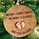 thumbnail image 2 of Nos vemos en 2025 Adorno para árbol de Navidad, Feliz Navidad, mamá y papá Nos vemos en, Feliz Navidad, mamá y papá, Adorno navideño para baby shower en el día de Navidad (1 pieza B), 2 of 4