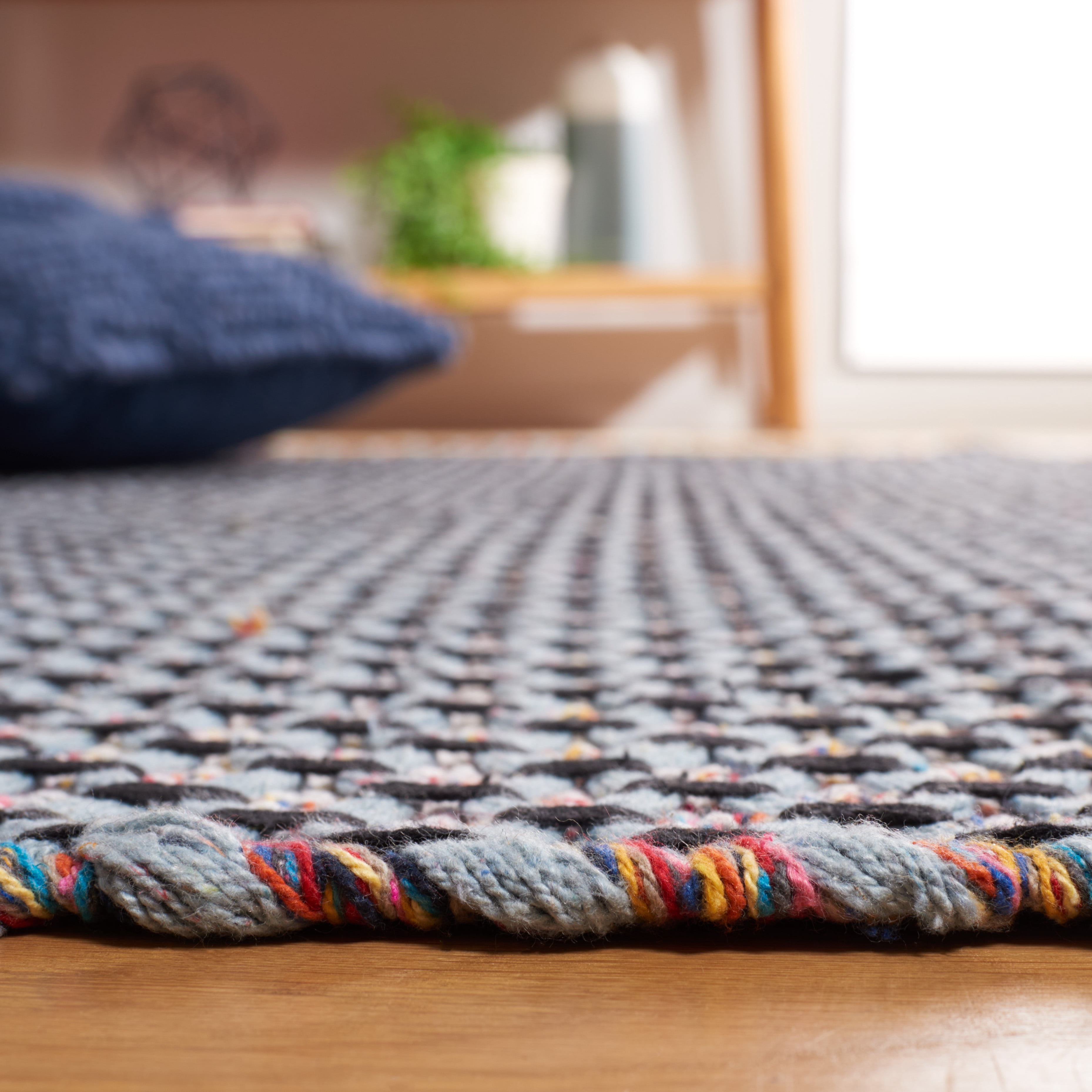 SAFAVIEH Montauk Annie Geometric Cotton Area Rug, Blue/Black, 6' x 6' Round