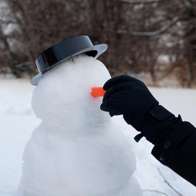Le kit 'Faites un meilleur Bonhomme de neige' comprend toutes les pièces de l'homme de neige et 3 marqueurs à neige de couleurs différentes
