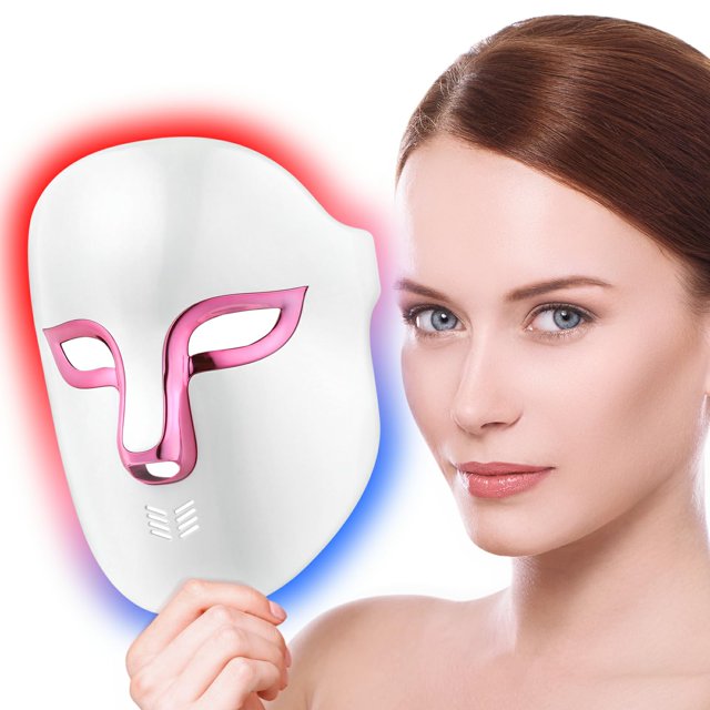 mascarilla facial led light therapy auxoliev con 4 colores rojo y azul máscara facial blanca frontal con borde rosado y cavidades para ojos y nariz; iluminación LED roja y azul visible en el contorno, diseño recargable con control táctil o remoto; mujer sujetándola en un retrato sobre fondo blanco; suele usarse para sesiones faciales personales en casa.