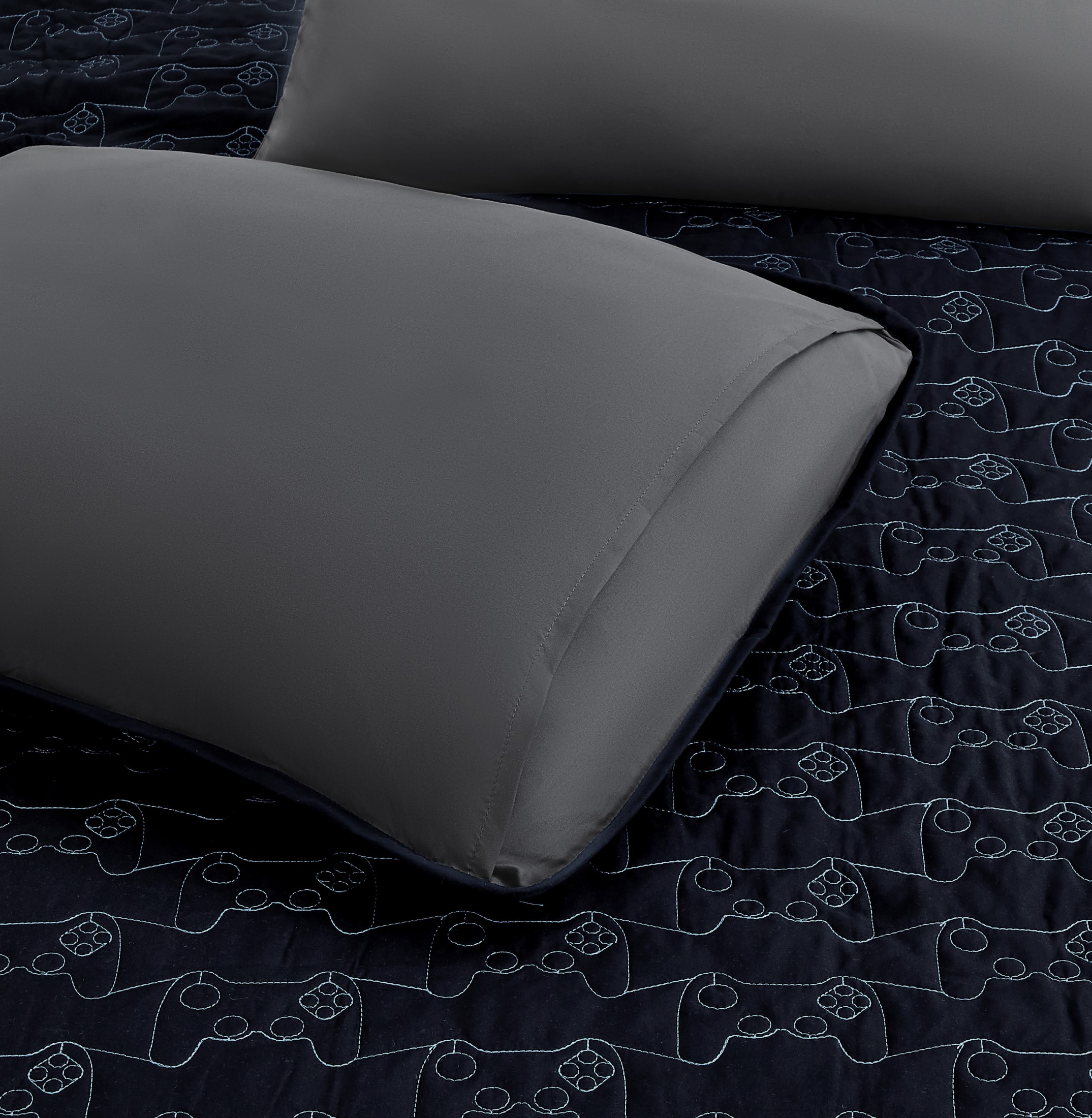 YOUR ZONE KIDS BLACK AND GRAY REVERSIBLE QUILT SET WITH GRAY SHEETS, GAMER, FULL, 7 PIECE, MICROFIBER POLYESTER