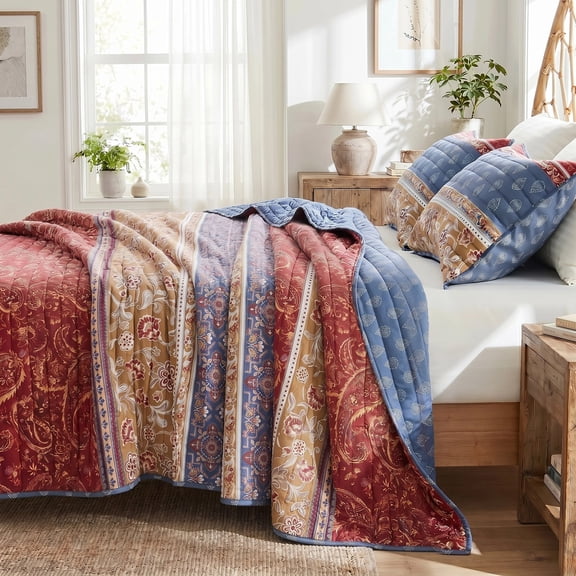 Regency Heights Boho Floral 3-Piece Quilt Set, Lightweight Reversible Patchwork Quilt Bedding Set with Pillowcases, Soft Breathable Bedspread for All Season, Red, Full/Queen