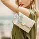 thumbnail image 1 of Xihbxyly Llavero con Cadena de Perlas, Elegante Diseño de Lazo y Cadena, Extensor Versátil para Correa de Bolso, Accesorio Moderno para Bolso, Regalo Elegante para Mujer, Tamaño Compacto, Fácil de Po, 1 of 4