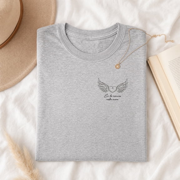 Jollimate En La Memoria Nadie Muere T-Shirt, Spanish Memorial Angel Wing Graphic Tee, Women's Shirt