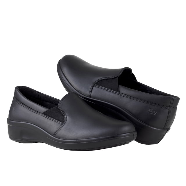 mocasín flexi para mujer estilo 32608 negro flexi 32608 negro mocasín de servicio en piel negra, vista 3/4 frontal; par sin cordones con puntera redondeada, elástico en empeine, costuras laterales visibles, forro textil y plantilla de cerdo, suela PU id/hule y tacón 39 mm; pensado para comodidad laboral y adecuado para jornadas largas. Fondo blanco.