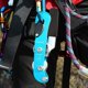 thumbnail image 1 of Descensor de escalada Parada de frenado automático Descendedor de control manual Dispositivo de aseguramiento profesional Equipo de equipo de aparejo Azul Macarena descensor de escalada en roca, 1 of 8