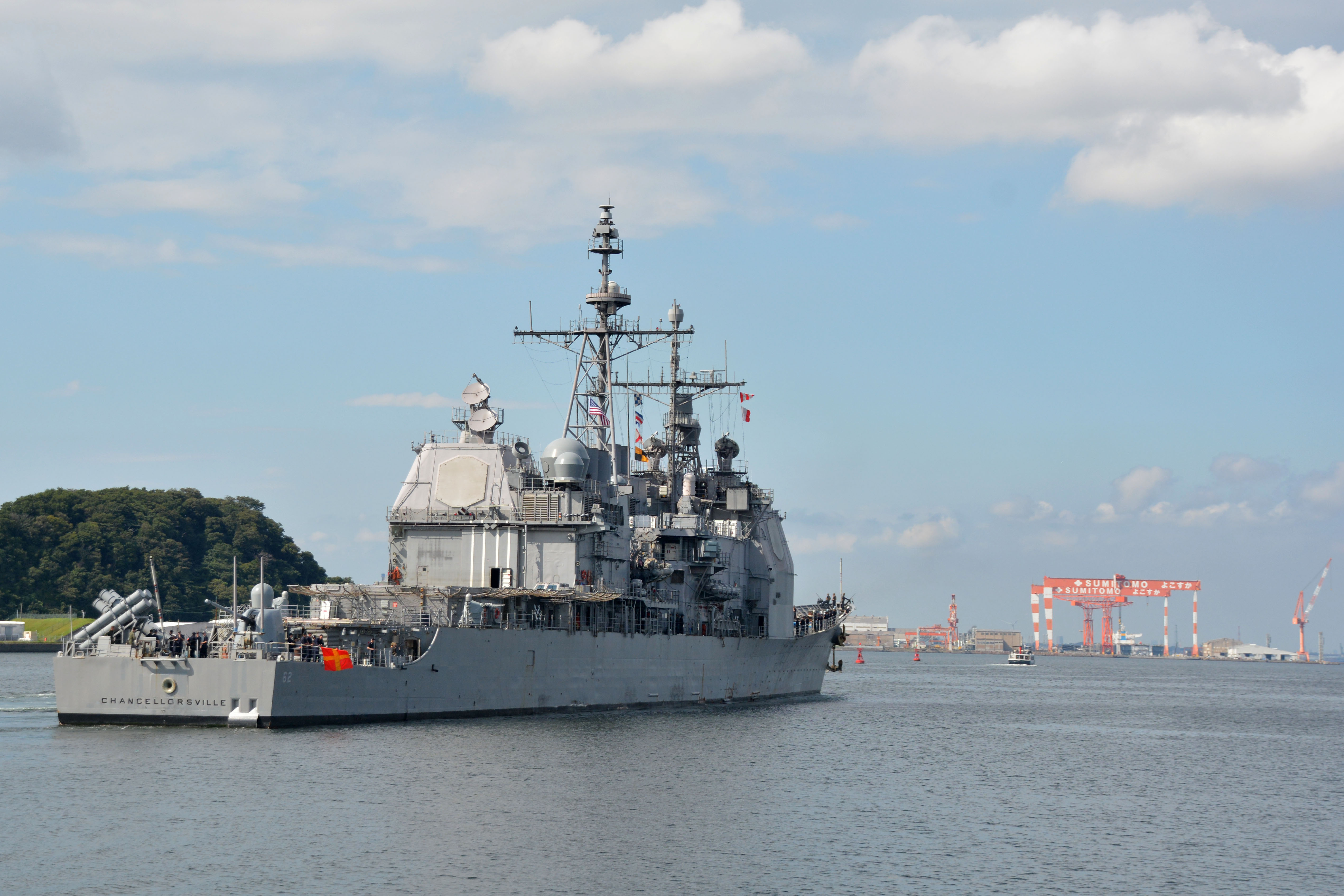 The Ticonderogaclass guidedmissile cruiser USS Chancellorsville (CG