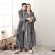 thumbnail image 4 of Camisón de pareja de terciopelo Beibei de franela gruesa de otoño e invierno Bata de baño con cinturón fijo de gran tamaño extendida para hombres y mujeres, 4 of 6