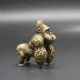 thumbnail image 5 of Estatua de gorila de latón clásico chino, adorno de escritorio de estudio antiguo, mesa de té, mascota, estatuilla de Animal de cobre puro sólido, decoración, 5 of 5