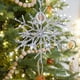 thumbnail image 5 of Adorno colgante para árbol de Navidad, guirnalda brillante, colgante decorativo para colgar. Copo de nieve plateado, 5 of 9