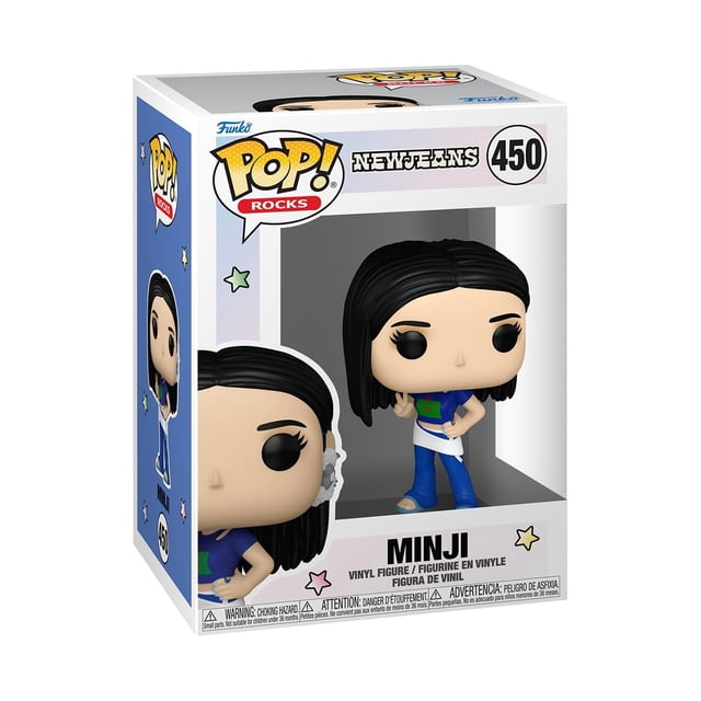 figura de vinilo funko pop rocks new jeans minji de 9,5 cm en caja con ventana, vista frontal 3/4 de la figura coleccionable de 9.5 cm (3.7 in); Minji con cabello negro liso a la altura de los hombros, ojos negros estilo Funko, ropa azul con detalle en el torso y pantalón azul, mano en señal de paz, base dentro del embalaje oficial con logotipos Pop! Rocks y número 450. Ideal para vitrina o escritorio y suele usarse como pieza decorativa en colecciones.