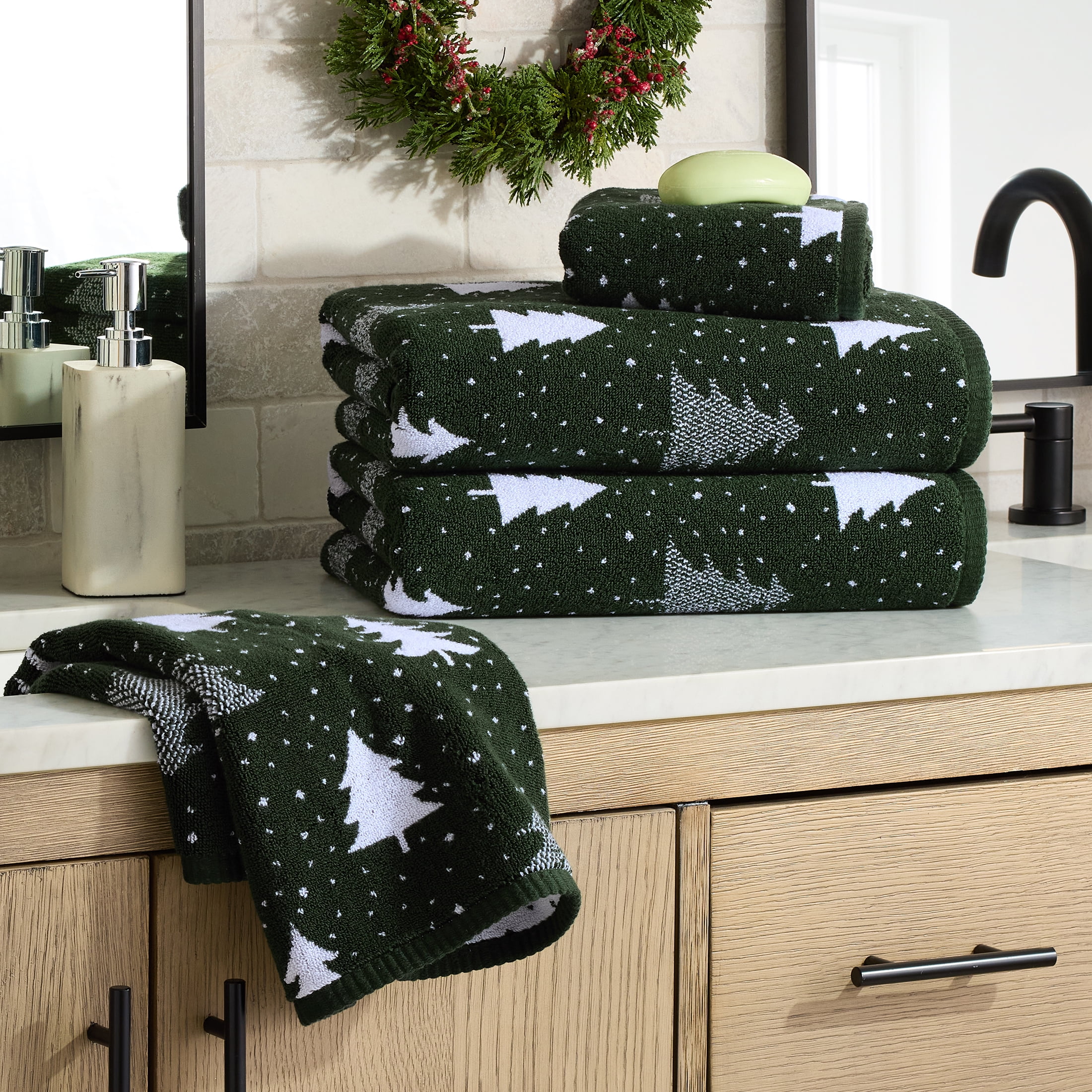 Better Homes & Gardens Signature Soft Holiday Decor 2PK Bath Towel, Wintery Tree