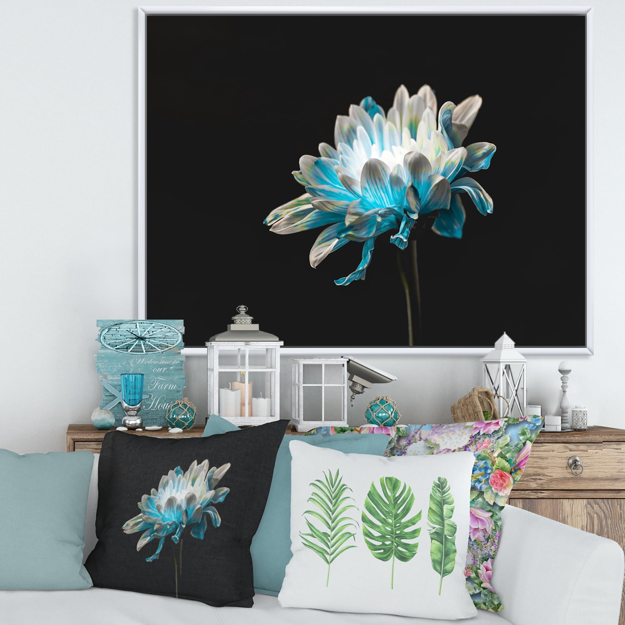 Designart 'Close Up Of White and Pure Blue Daisy Flower I' Traditional Framed Canvas Wall Art Print