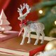 thumbnail image 5 of Adornos navideños, 1 pieza de adorno navideño con polvo brillante y material flocado, adorno navideño de ciervo Milu, adorno de escritorio, accesorio para fotos, regalo navideño, decoraciones de escri, 5 of 7