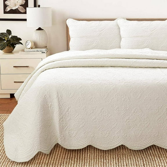 Victorian Medallion Matelasse Pure Solid 3-Piece Off White Scalloped Edge Cotton Queen Quilt Bedding Set